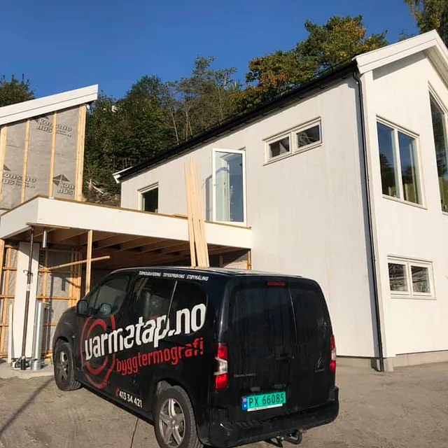 tett bygg med varmetap.no firmabil utenfor